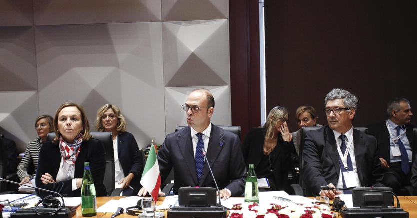 Il capo di gabinetto Luciana Lamorgese, il ministro dell'Interno Angelino Alfano e  il sottosegretario Domenico Manzione durante la riunione dei ministri dell'Interno dei Paesi del G6 a  Roma ( Ansa)