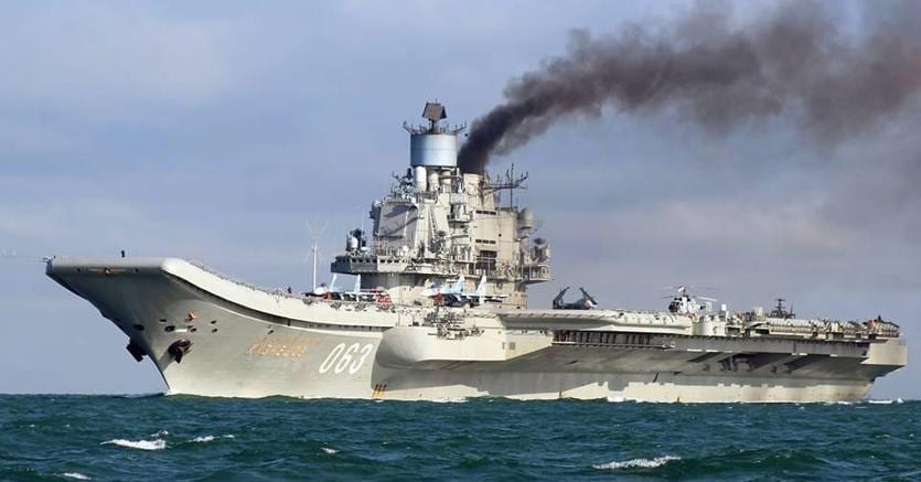 La portaerei russa Admiral Kuznetsov nel canale della Manica