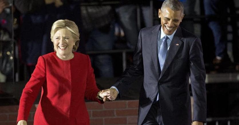 Hillary Clinton e Barack Obama nell’ultimo comizio a Philadelphia lunedì sera (Ap)