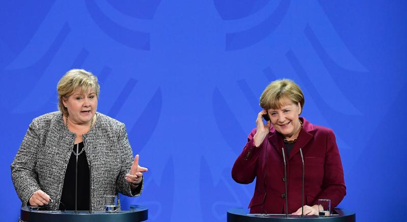 La premier norvegese Erna Solberg (a sinistra) con Angela Merkel (Afp)