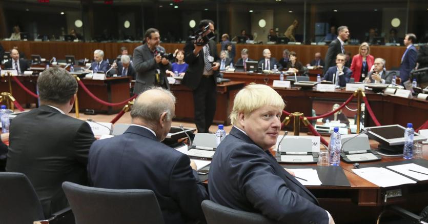 I ministri degli Esteri Ue riuniti a Bruxelles. In primo piano il capo della diplomazia britannica Boris Johnson