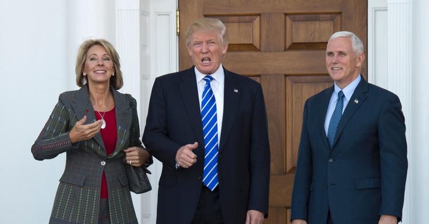 Donald Trump, Mike Pence e Betsy Devos (Afp)