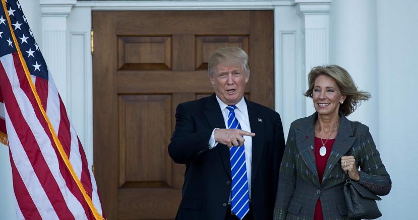 Donald Trump e Betsy DeVos (Afp) 