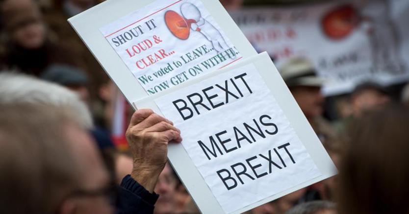 Un cartello a favore del «Leave» esposto durante la manifestazione di mercoledì scorso davanti al parlamento di Westminster