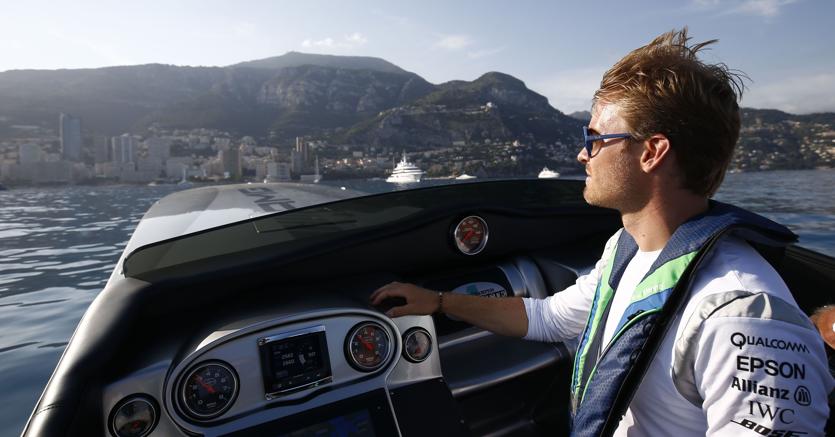 Rosberg alla guida di un motoscafo davanti a Montecarlo (Space24)