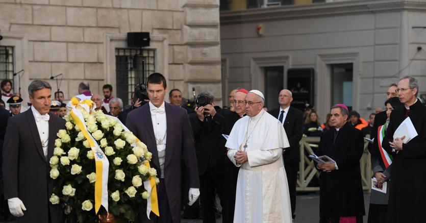 L'omaggio del Papa alla statua dell'Immacolata in piazza di Spagna a Roma (Ansa)