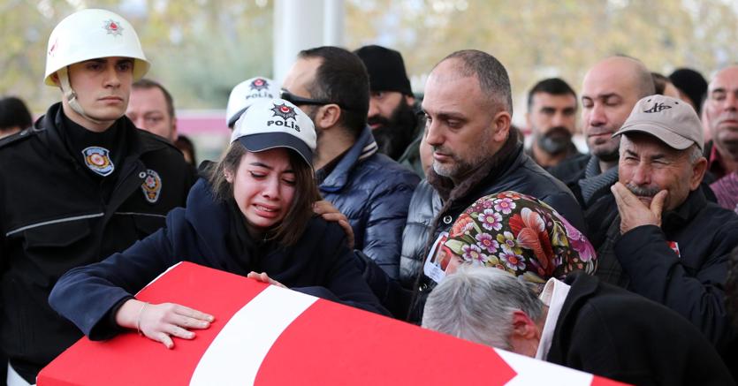 I funerali dopo il duplice attentato di  sabato a Istanbul (Epa/Tolga Bozoglu)