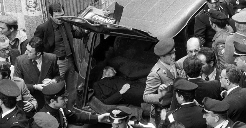 In una foto d'archivio, il ritrovamento del corpo di Aldo Moro. (Ansa)
