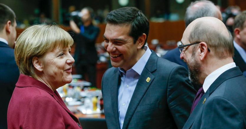Il premier greco Alexis Tsipras tra la cancelliera tedesca Angela Merkel e il presidente dell'Europarlamento Martin Schulz