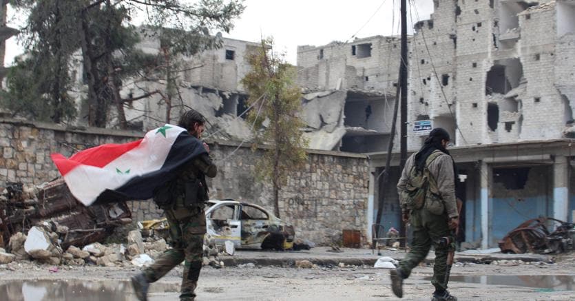 Soldati siriani nella zona nord di Aleppo (EPA/STR)