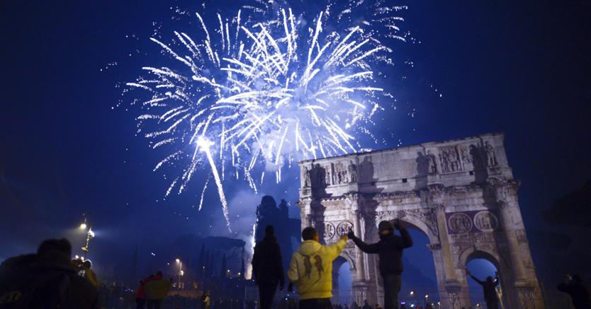 Fuochi artificiali di capodanno ai Fori Imperiali a Roma (Ansa)