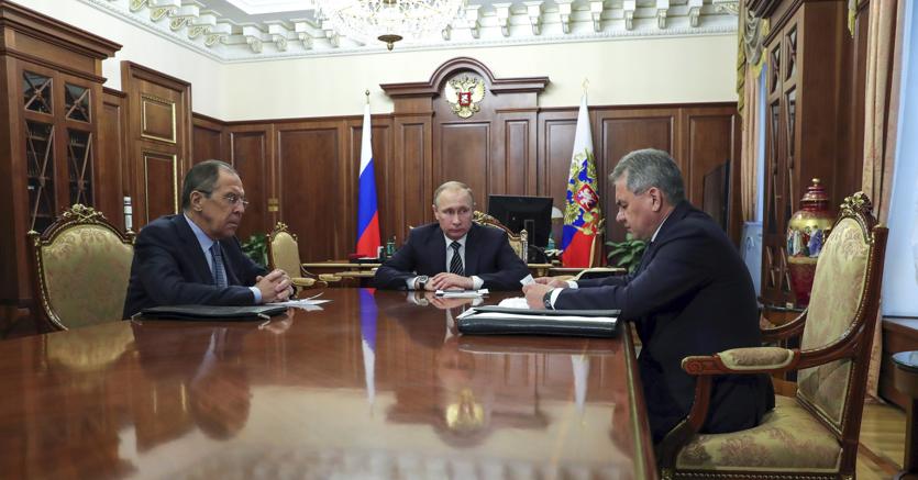 Putin ha dato al ministro della Difesa Serghej Shoigu (a destra, di fronte a Serghej Lavrov) l’ordine di ridurre la presenza in Siria