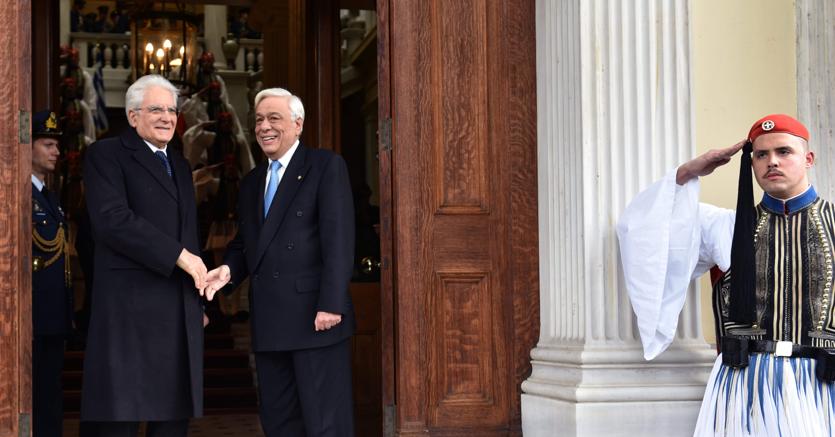 Sergio Mattarella e Prokopis Pavlopoulos (Afp)