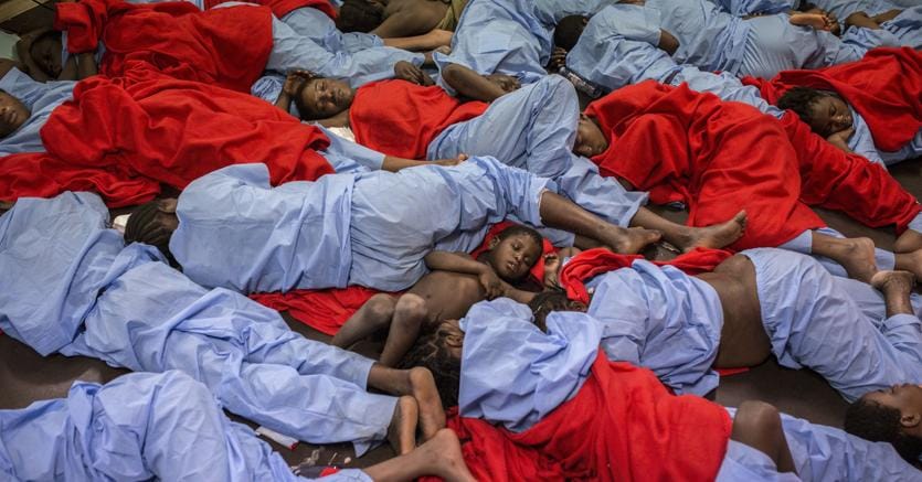 Un gruppo di migranti partiti dal Mali dormono sul ponte di Golfo azzurro, la nave che li ha salvati al largo della Libia