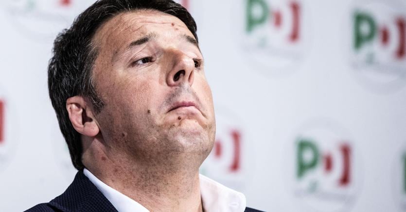 Matteo Renzi nella sede del Partito Democratico in una recente immagine d'archivio. (ANSA/ANGELO CARCONI)