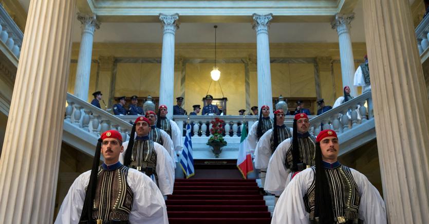 La guardia presidenziale greca  all’interno del palazzo del capo dello Stato ad Atene