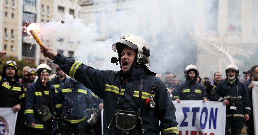 Un vigile del fuoco guida una manifestazione di protesta dei colleghi contro i tagli  alle spese sociali ad Atene