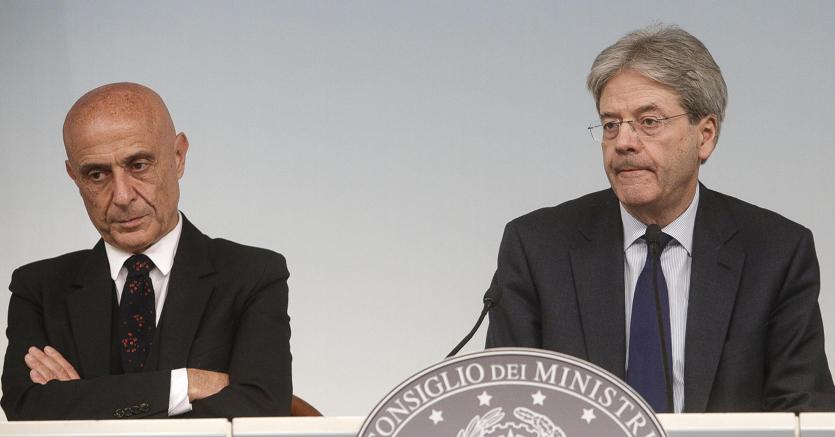 Il ministro dell’Interno Marco Minniti e il presidente del Consiglio Paolo Gentiloni (Ansa)