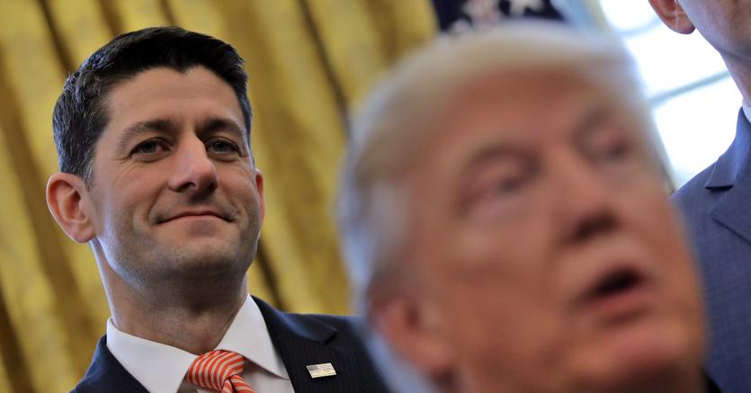 Il presidente Donald Trump e, in secondo piano, il repubblicano Paul Ryan, presidente della Camera e promotore della riforma fiscale