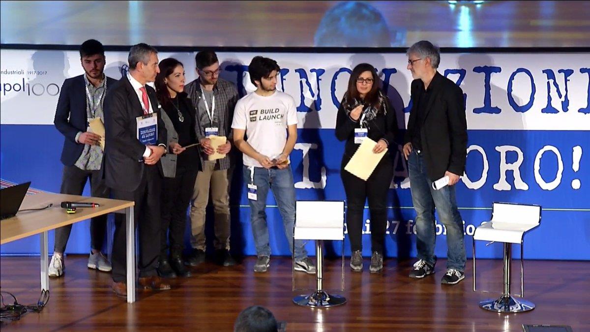 Il Presidente dell’Unione Industriali Napoli Ambrogio Prezioso consegna il premio al team Warehouse per la App Lit