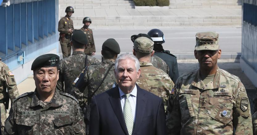 Rex Tillerson alla frontiera di Panmunjom. Sullo sfondo, oltre il confine, due soldati nordcoreani
