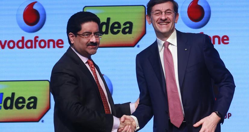 Kumar Mangalam Birla con Vittorio Colao (Ap)