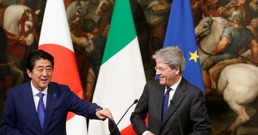 Shinzo Abe e Paolo Gentiloni (Reuters)