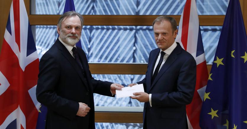 L’ambasciatore  britannico presso la Ue,  Sir Tim Barrow (a sinistra)  consegna la notifica ufficiale della Brexit  al  presidente del Consiglio europeo Donald Tusk,  a Bruxelles (Reuters)