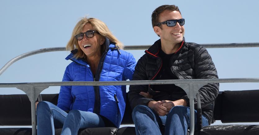 Emmanuel Macron in vacanza nei Pirenei con la moglie, Brigitte Trogneux