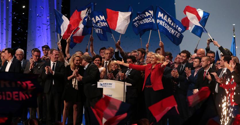 Risultati immagini per comizio della Le Pen immagini