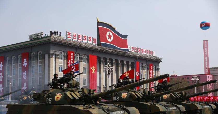 Carri armati nord coreani durante la parada del Giorno del Sole a Pyongyang, il 15 aprile scorso (ANSA/HOW HWEE YOUNG)