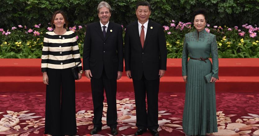 Il presidente cinese Xi Jinping e il presidente del Consiglio Paolo Gentiloni con le mogli ( Ap)