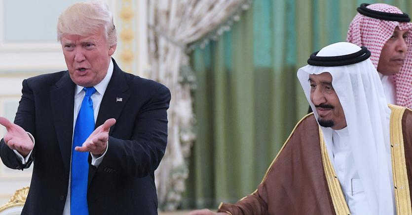 Donald Trump con il re saudita  Salman bin Abdulaziz al-Saud (Afp)