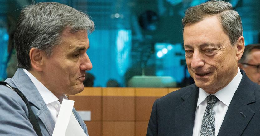 Il ministro delle Finanze greco Euclid Tsakalotos con Mario Draghi all’Eurogruppo di luned (Epa)