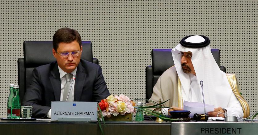 Il russo Alexander Novak e il saudita Khalid al-Falih, ministri dell’Energia dei rispettivi Paesi, a Vienna (Reuters)