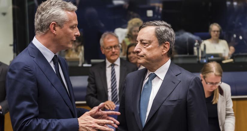 Mario Draghi (a destra) con il ministro delle Finanze francese Bruno Le Maire a un recente Eurogruppo (Ap)