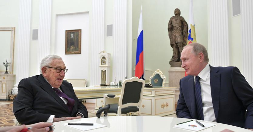 Vladimir Putin al Cremlino con Henry Kissinger, a una settimana dal suo primo incontro con Donald Trump, al G20 di Amburgo