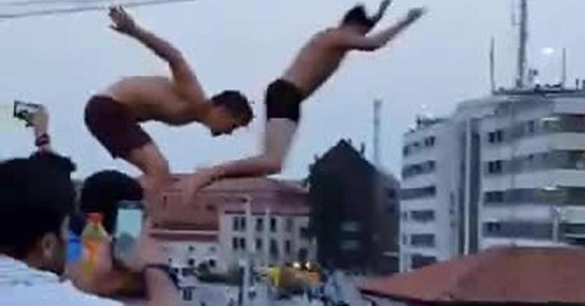 La bravata di turisti belgi al ponte Calatrava