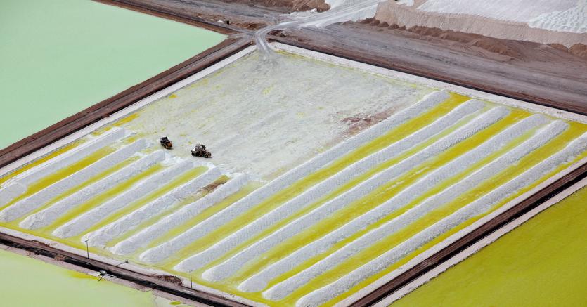 Una veduta aerea delle piscine e delle zone di lavorazione della miniera di litio di Soquimich sul sale di Atacama nel deserto di Atacama del nord del Cile. (archivio Reuters)