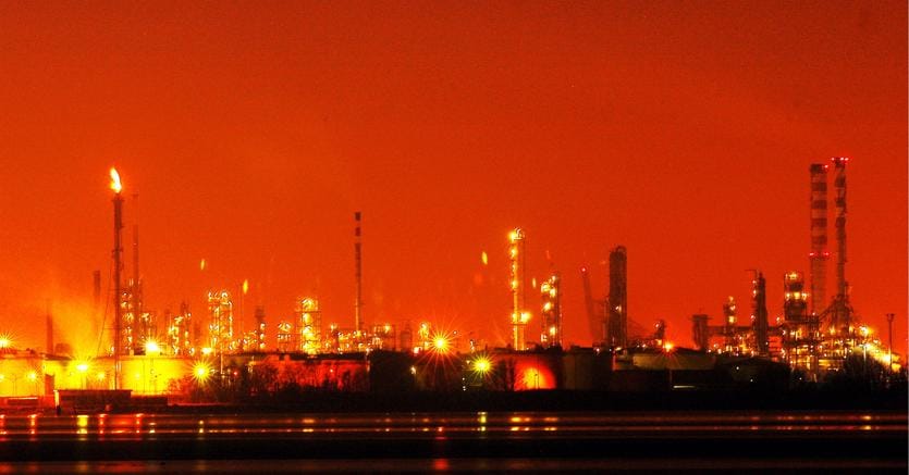 Veduta notturna dello stabilimento di Marghera (Fotogramma)