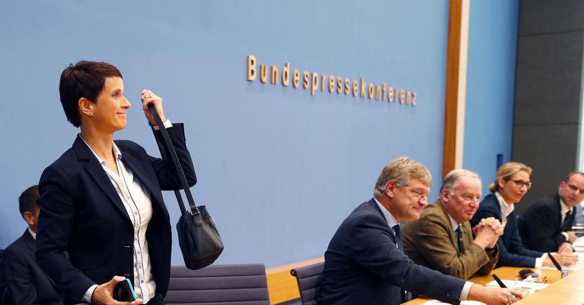 Fraunke Petry lascia la conferenza stampa con gli altri leader di Alternative fr Deutschland