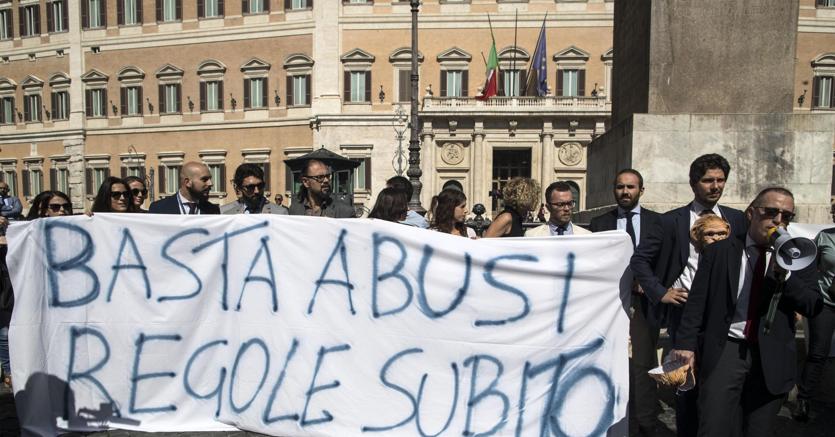 Il flash mob dei collaboratori parlamentari a Montecitorio
