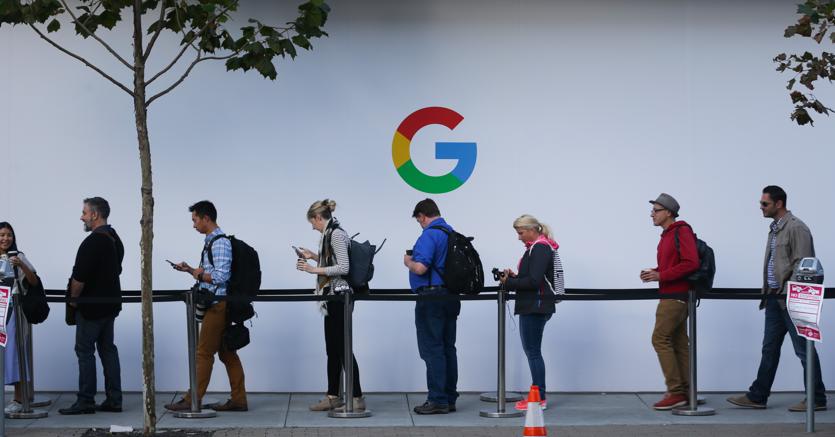 Coda per il  lancio dello smartphone Pixel 2 di Google, a San Francisco (Afp)
