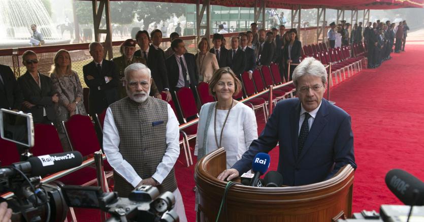 Il presidente del Consiglio Paolo Gentiloni incontra il premier Modi durante la sua visita in India (foto Ansa)