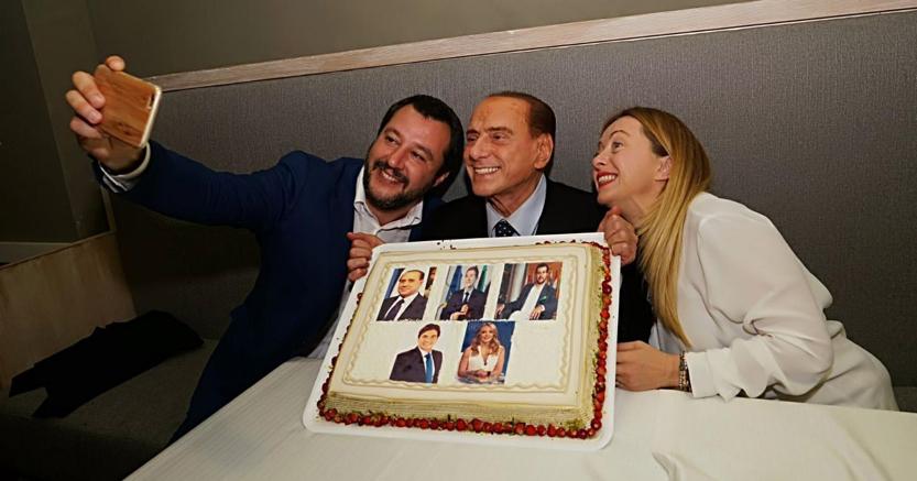Il selfie di Berlusconi ,  Salvini e  Meloni durante la cena di gioved sera  a Catania (foto Ansa)