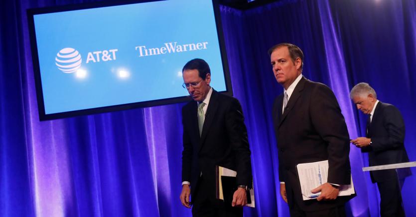 Il ceo di At&t Stephenson (a sinistra) alla conferenza stampa sulla fusione con Time Warner (Reuters)