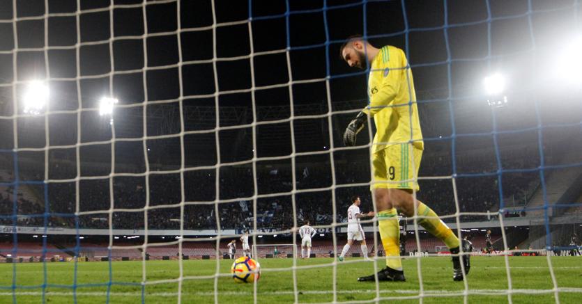 Gianluigi Donnarumma dopo uno dei due gol subiti dal Napoli nell’ultimo turno di campionato (Reuters)