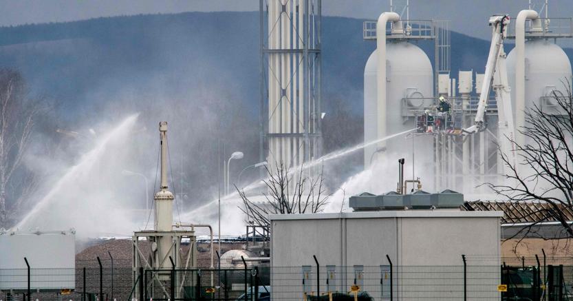 Pompieri al lavoro il 12 dicembre per spegnere l’incendio nell’hub austriaco del gas di Baumgarten (Afp)