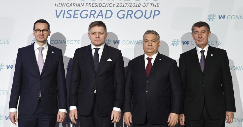 Il premier polacco  Mateusz Morawiecki (a sinistra), lo slovacco  Robert Fico, l’ungherese  Viktor Orban e il primo ministro a interim ceco  Andrej Babis 