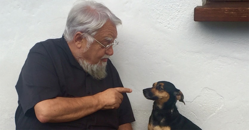 Enzo Bianchi e il cane Saba , il trovatello adottato dalla comunit di Bose